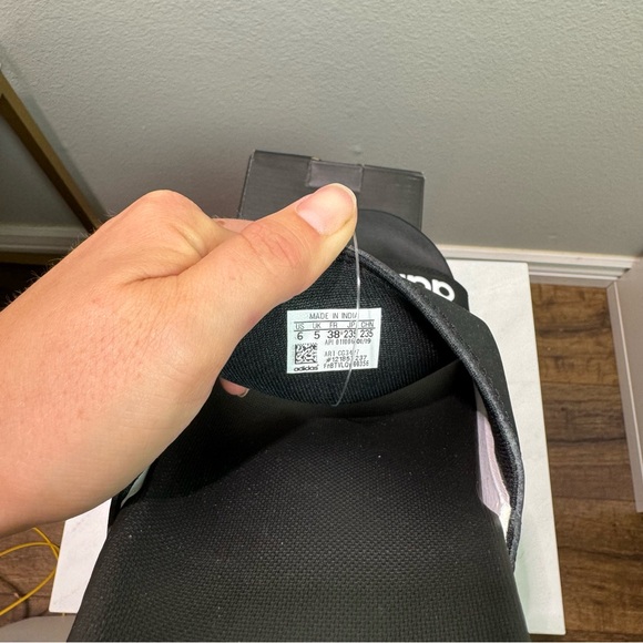 Adidas slides NWT size 6 - Picture 4 of 4